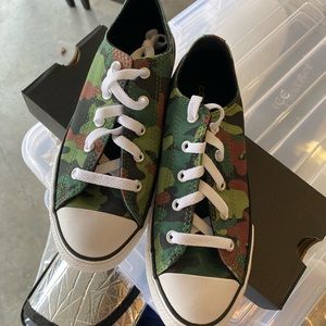 NWT Army Camouflage Juniors Converse